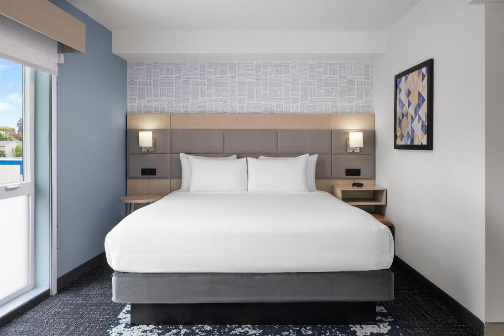 a bedroom with a large white bed and a window at Aiden by Best Western Berkeley in Berkeley