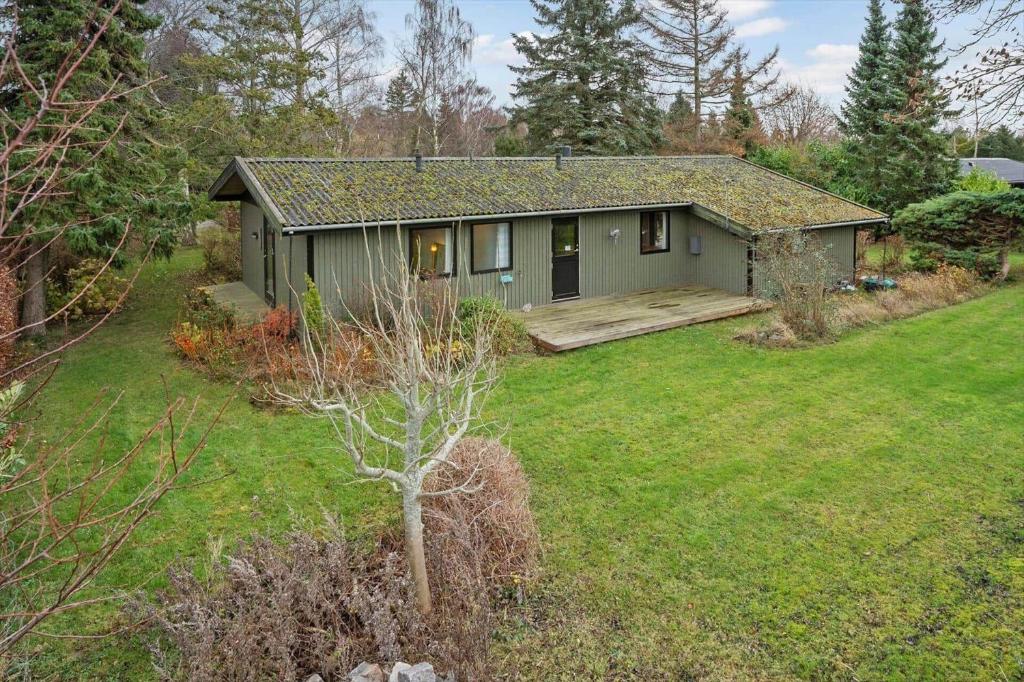 a small house in a field with a yard at 8027-Kalvehave-Ulvsundvej-27 in Kalvehave