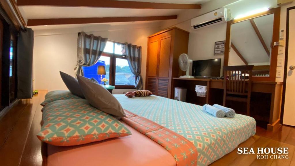 a bedroom with a bed with pillows on it at Sea House Koh Chang in Ko Chang