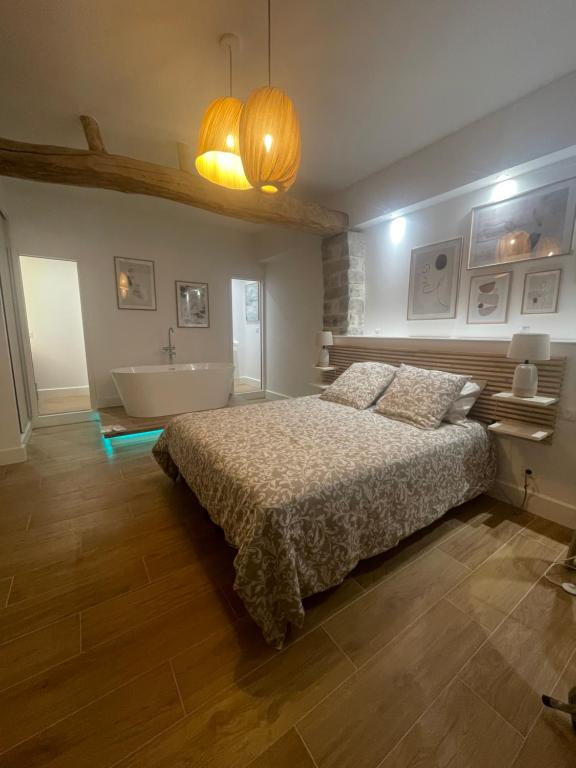 Ένα ή περισσότερα κρεβάτια σε δωμάτιο στο Corps de ferme restauré proche Barbizon