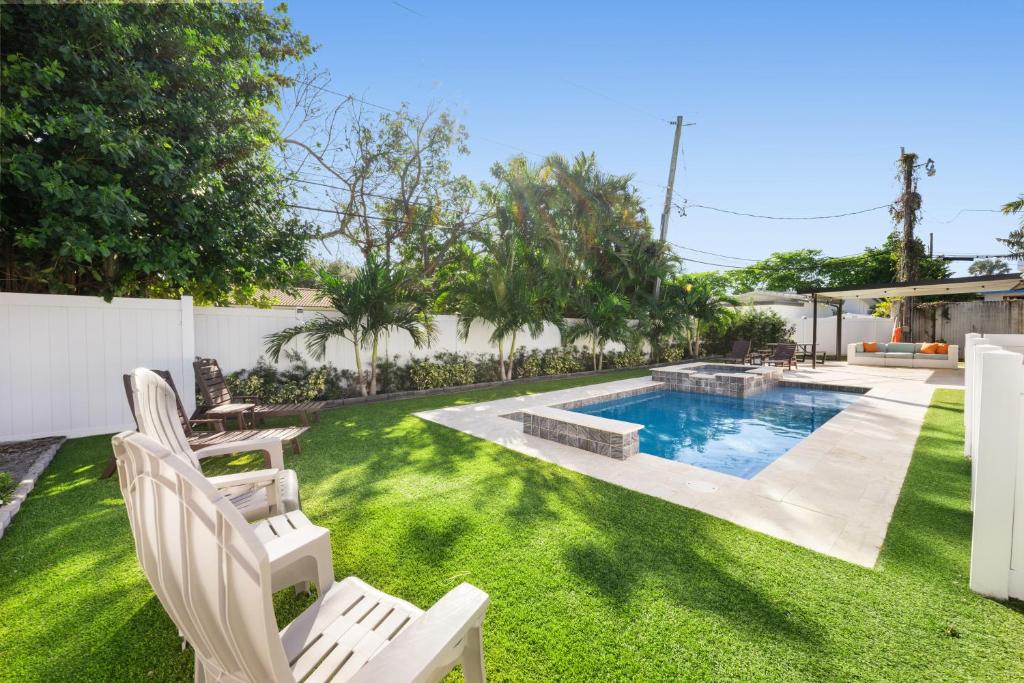 un cortile con piscina e due sedie a sdraio di Villa Hanna a Lighthouse Point