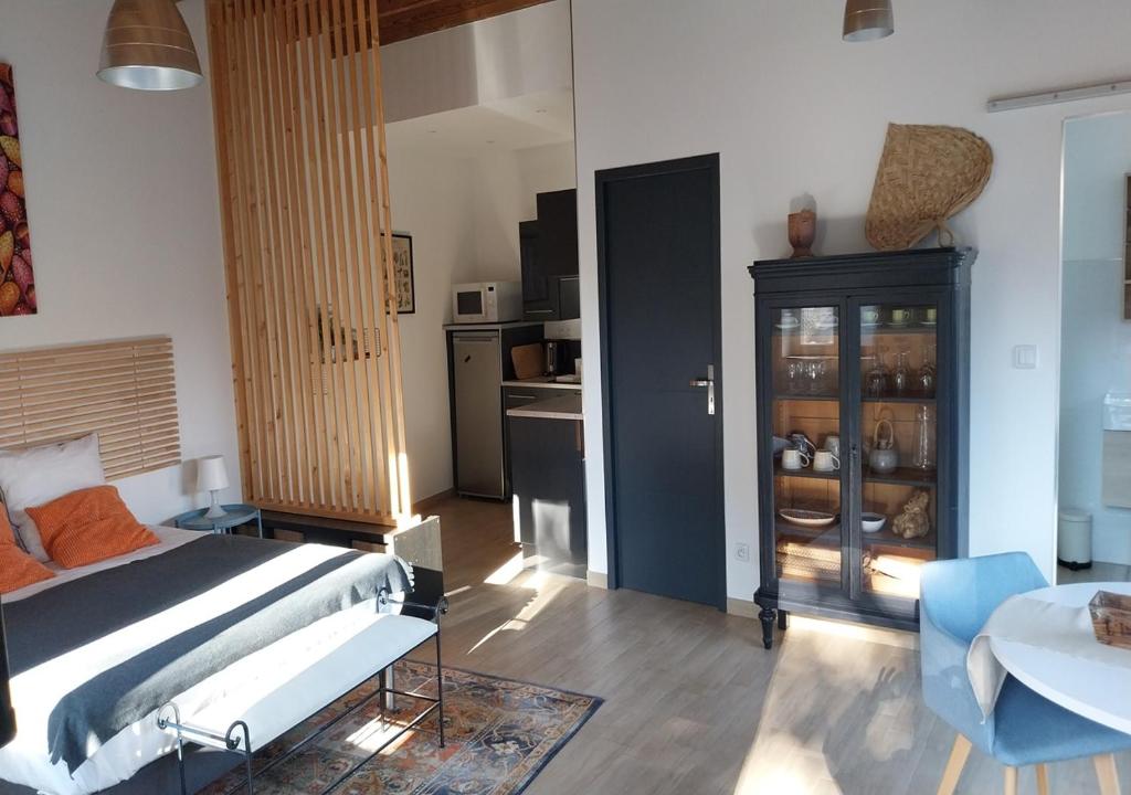 Кухня или мини-кухня в A la Belle Etoile
