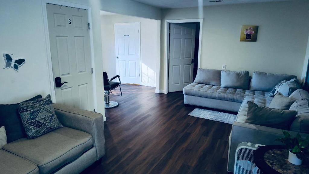 een woonkamer met 2 banken en een bank bij Quiet Private Room at McAfee Shared Bathroom Room 3 in Decatur