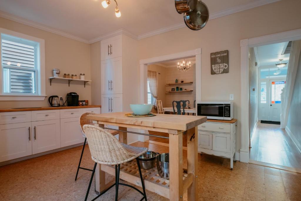 Køkken eller tekøkken på Downtown Heritage Home - 3 Bed with Backyard