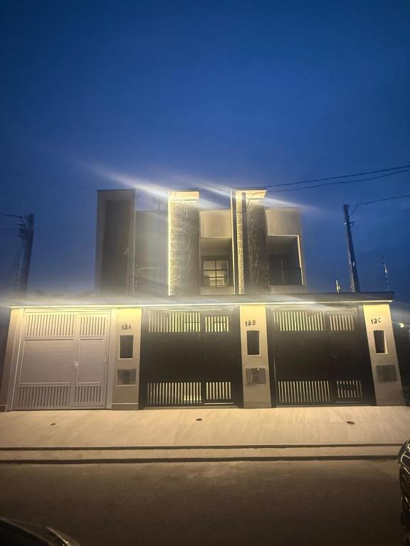 un edificio sul lato di una strada di notte di Casa estrada 6 a Bertioga