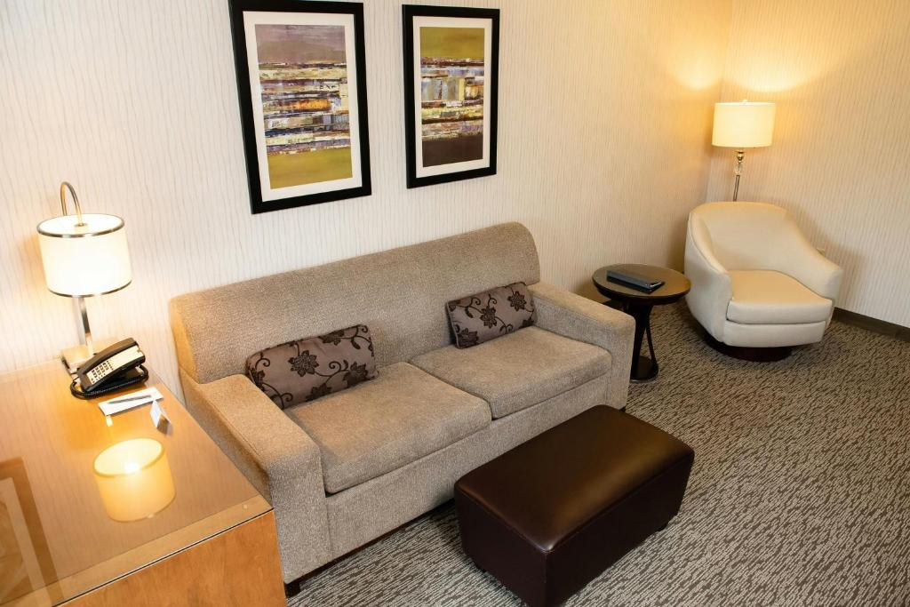 Hotel Auburn Hills - One-Bedroom Suite With Two Double Beds And Balcony