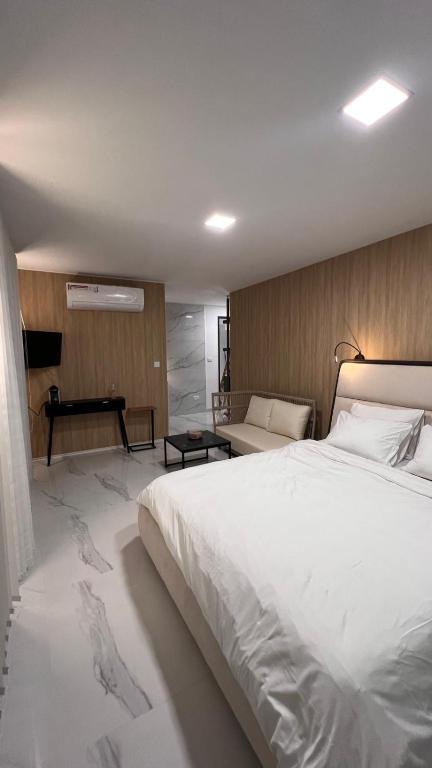 Ένα ή περισσότερα κρεβάτια σε δωμάτιο στο יחידת נופש בוילה עם בריכה מחוממת