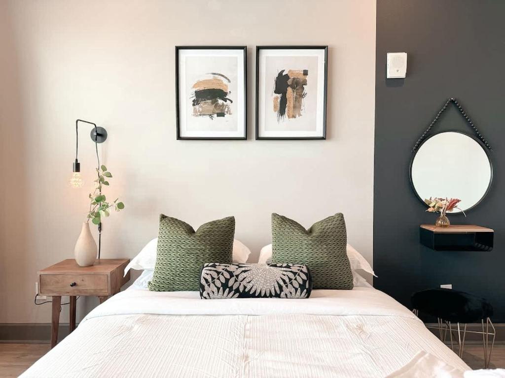 En eller flere senge i et værelse på The Nichols Getaway - Fort Worth - SameDay Booking