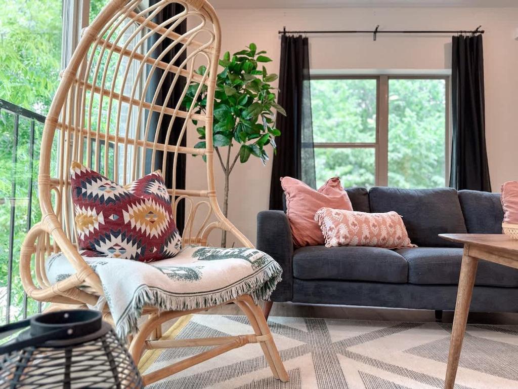 Et opholdsområde på Stylish 1BR 1B - Medical District - Dallas Airport