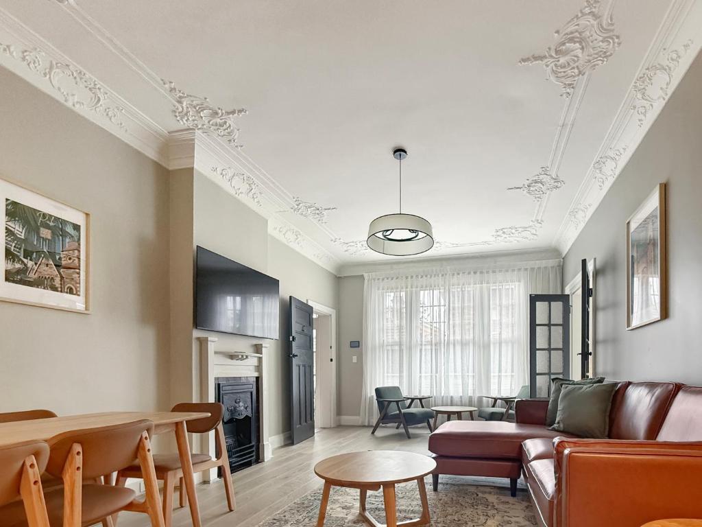 Et opholdsområde på The Edward Residences, Quiet Luxury 3 bed condo