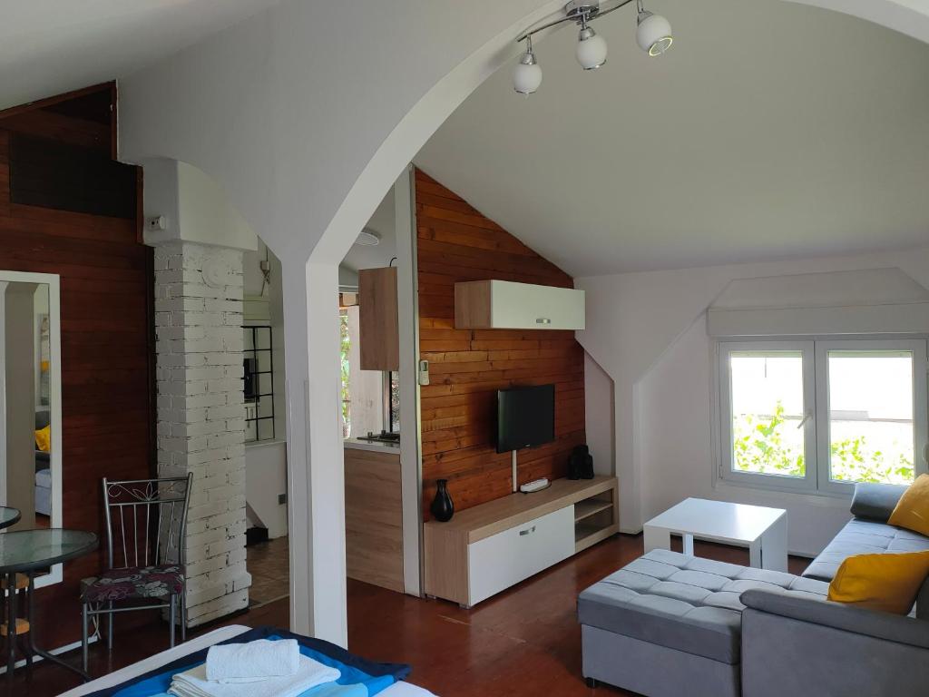 ein Wohnzimmer mit Sofa und Fernseher in der Unterkunft Teos Apartments in Mostar