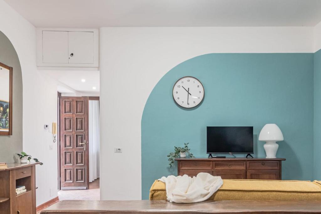 Μια τηλεόραση ή/και κέντρο ψυχαγωγίας στο Al Civico 11, nel cuore della piazza principale di Lainate, minimal e confortevole, comodo per Rho Fiera Milano