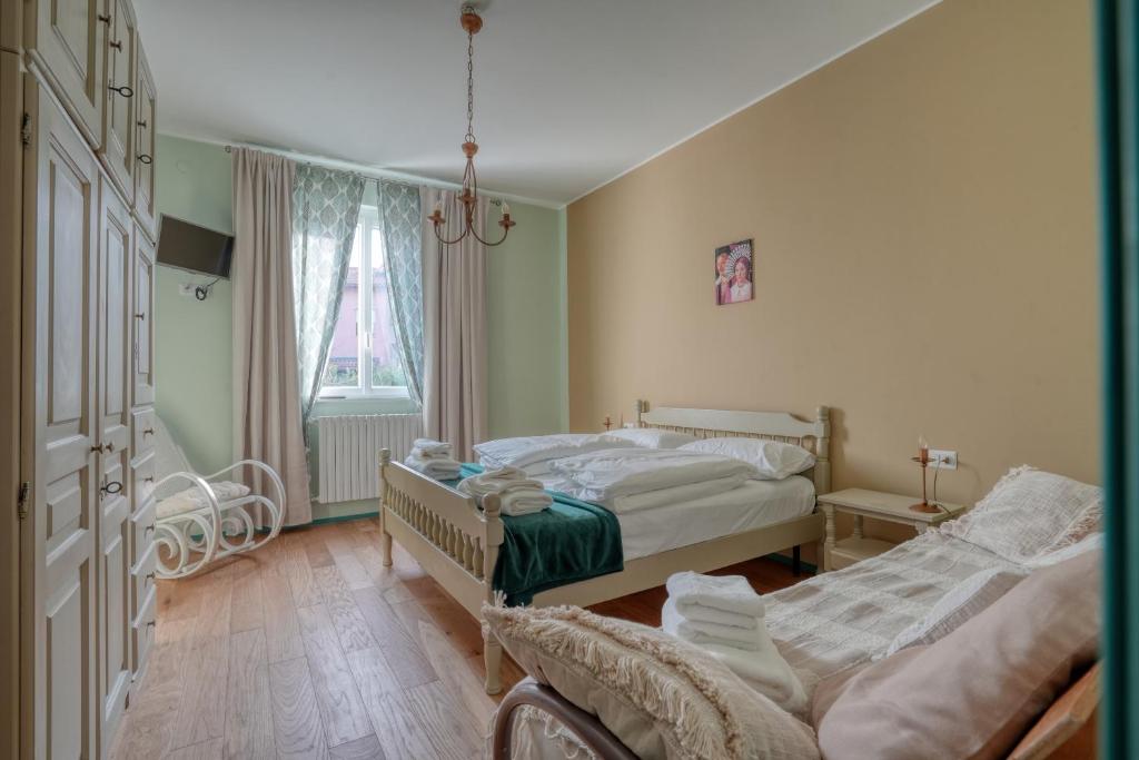 een slaapkamer met twee bedden en een raam bij La Casetta di Renzo e Lucia in Olginate