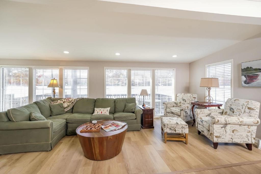 Posezení v ubytování Cozy Lake House on Abbots Creek, Lexington NC