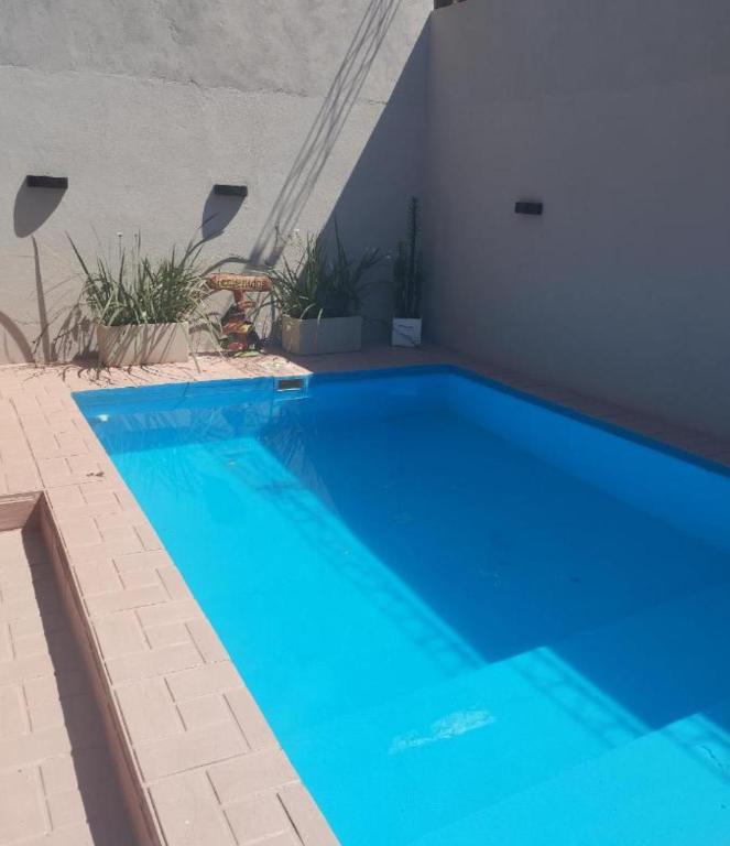 een groot blauw zwembad in een gebouw bij Brisas Iguazú II in Puerto Iguazú