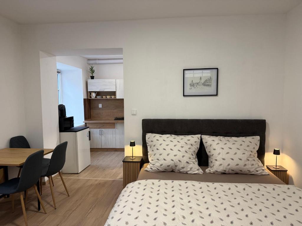 Postel nebo postele na pokoji v ubytování Apartmány U brány