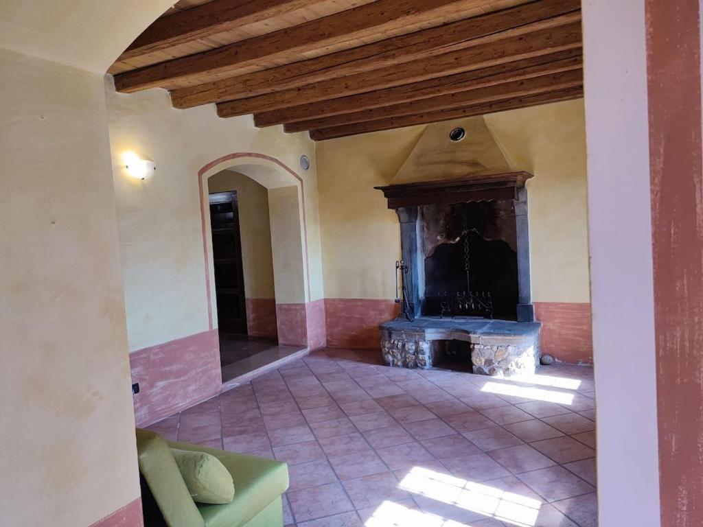 ein Wohnzimmer mit Kamin in einem Haus in der Unterkunft Entire House with fireplace and private forest in Pianezze