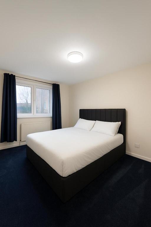En eller flere senge i et værelse på Dundee Loft Central 4-bed Penthouse, Comfy Beds