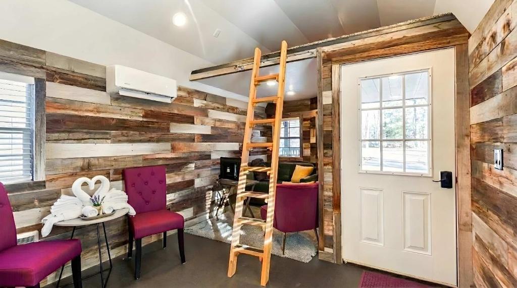 ein Zimmer mit einer Holzwand und einer Leiter in der Unterkunft The Huckleberry A Teton Tiny Home in Driggs
