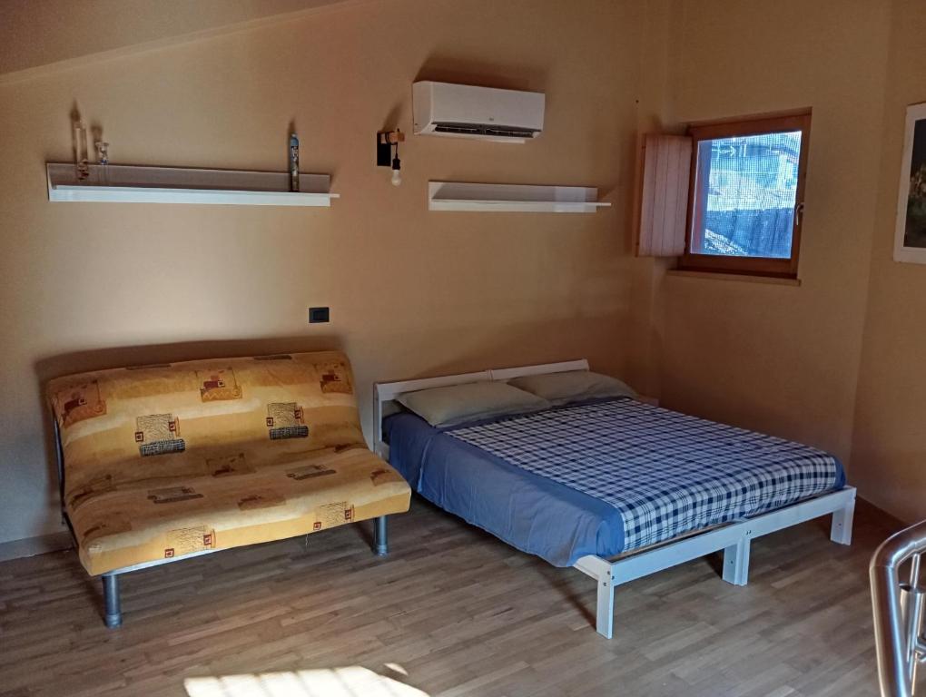 una camera da letto con due letti in una stanza di Loft Mansardato a Catania