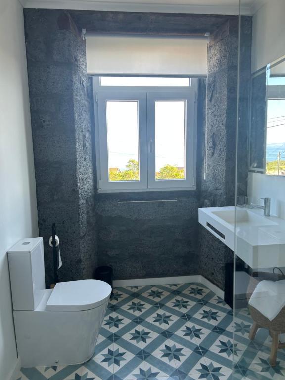 Et badeværelse på Cá Por Casa Pico-Vinhático