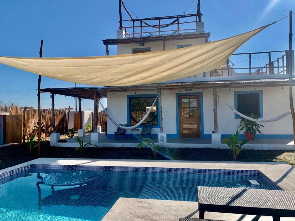 El NaranjoSecret Garden Cottage的带游泳池和房子的别墅