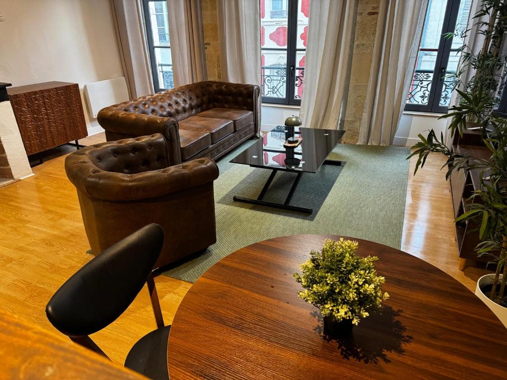 a living room with a couch and a table at L'Escale Saint-Martin in Laon