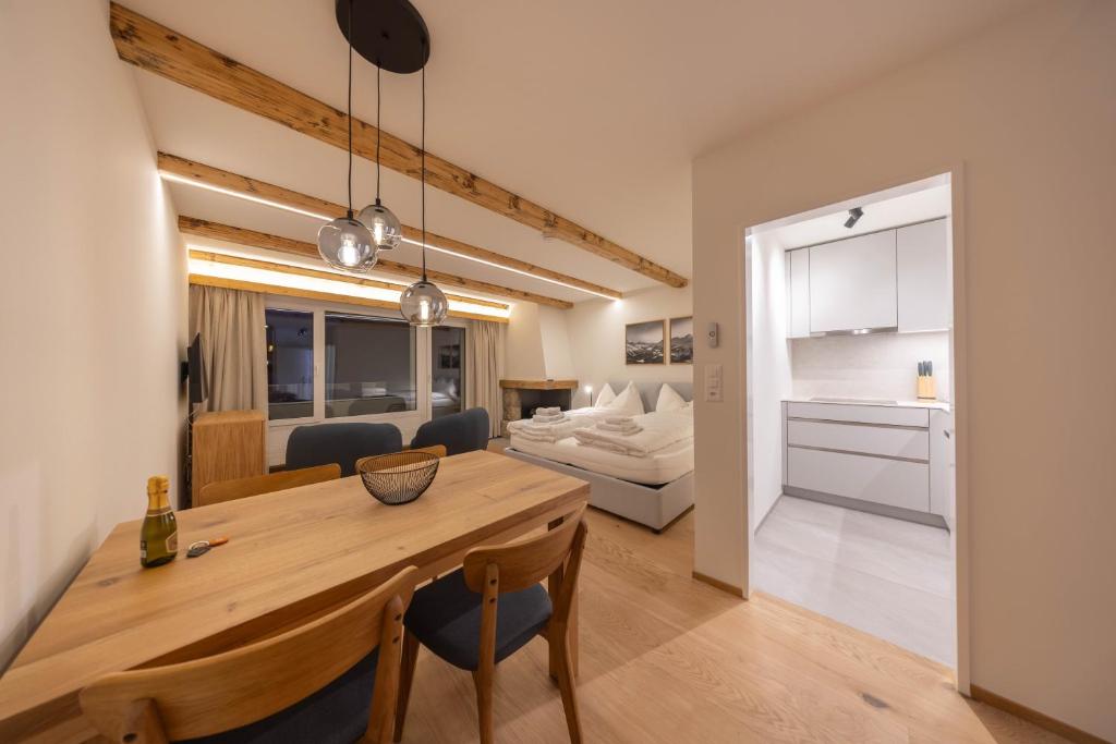 Køkken eller tekøkken på New Premium Studio with Fireplace, Pool & Sauna