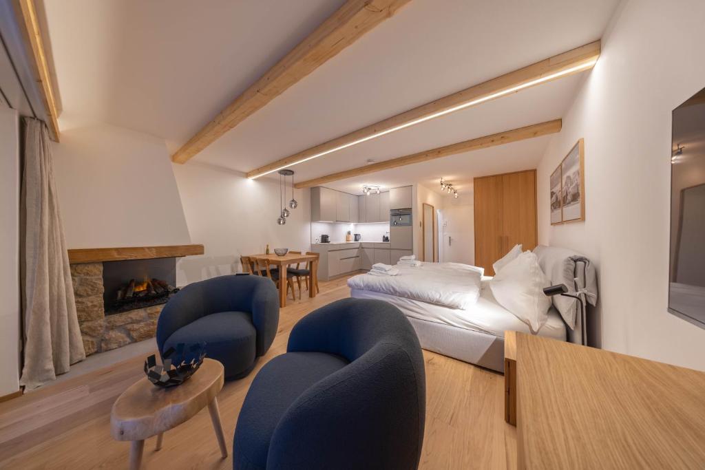 Posezení v ubytování New Exclusive Studio with Fireplace, Pool & Sauna