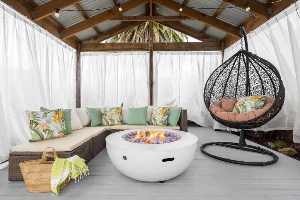 een woonkamer met een hangmat en een vuurplaats bij Bahagia Oasis in Safety Beach