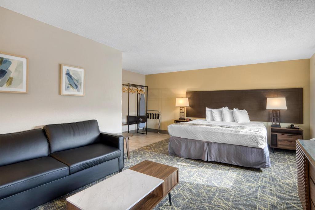 Postel nebo postele na pokoji v ubytování SureStay Plus by Best Western Montrose