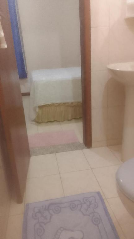 a bathroom with a bath tub and a rug on the floor at Hospedaria Meu lar 2 in Rio das Ostras