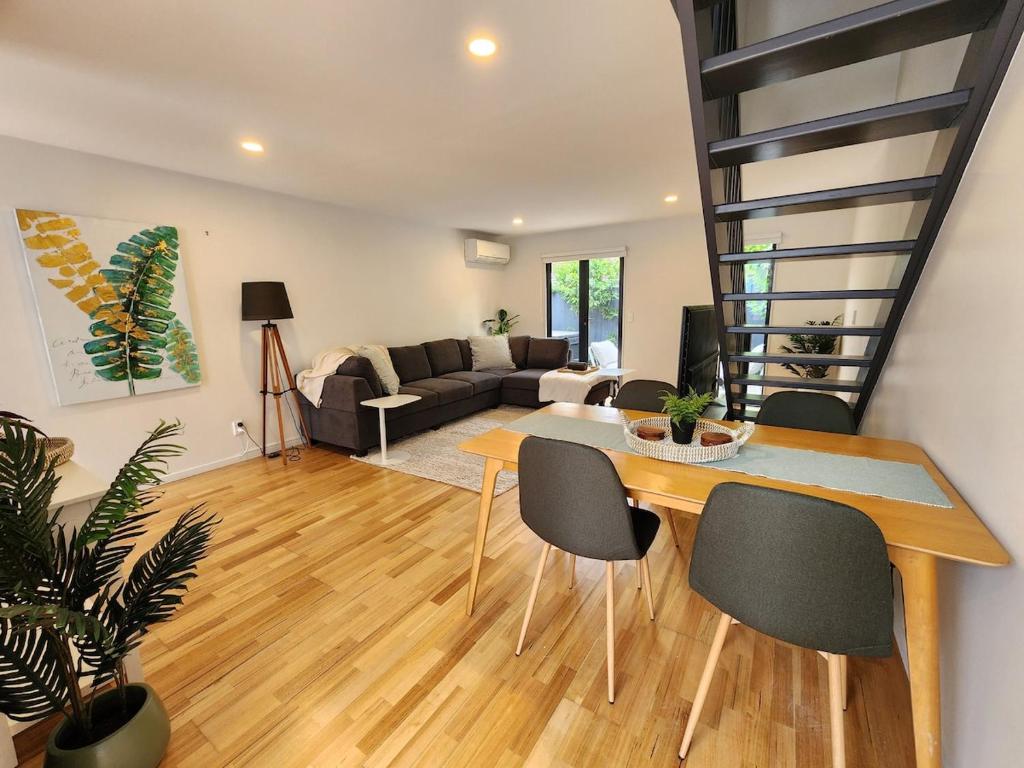 Et opholdsområde på Park & Central City Spa-Pool Escape with Garage