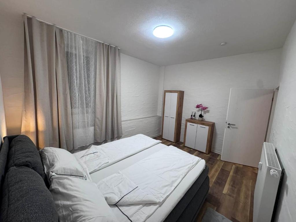 En eller flere senge i et værelse på DanMa Ferienwohnung Apartment Eifel