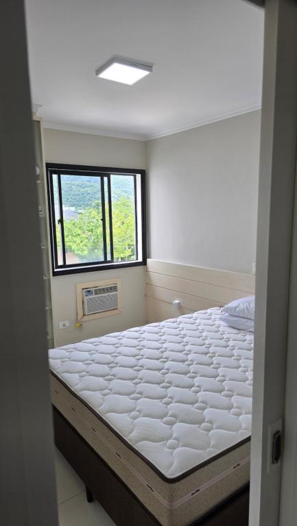 En eller flere senge i et værelse på Caiobá AP 150m da areia