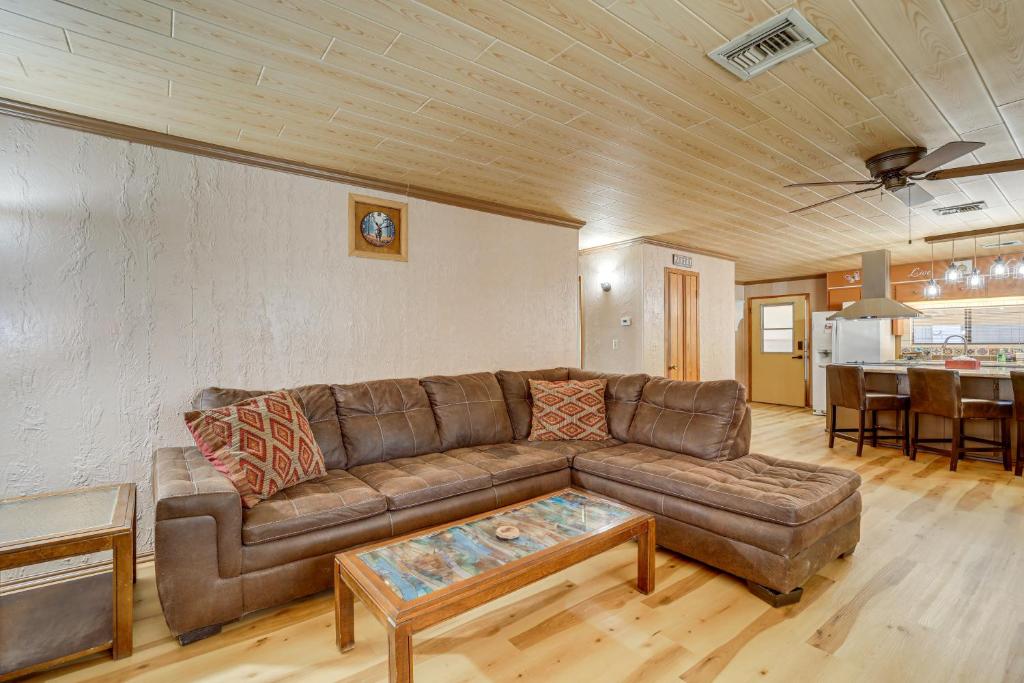 uma sala de estar com um sofá e uma mesa em Near Scenic Trails and Parks! Central Payson Retreat em Payson