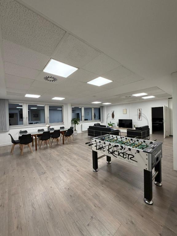 ein großer Raum mit Tischen und Stühlen in der Unterkunft Ferienwohnung Remscheid UHF in Remscheid