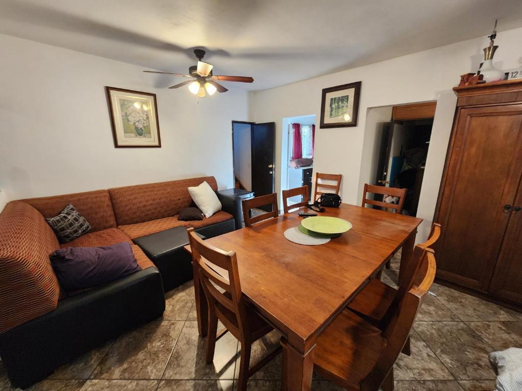 een woonkamer met een bank en een eettafel bij Casa Vizcaino in Ensenada