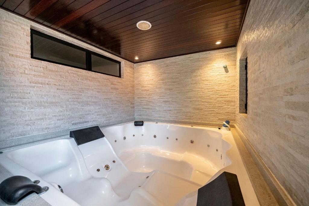 Et badeværelse på Atalaia SPA 1 Qto c/ Hidro by Achei Camboriú