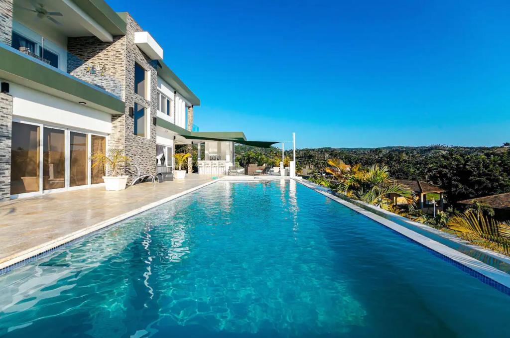 Bazén v ubytování Villa real con piscina panorámica para más de 14 huéspedes nebo v jeho okolí