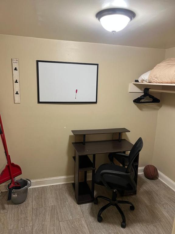 Φωτογραφία από το άλμπουμ του 3 Minutes from Hampton U Office & Couple Space σε Hampton