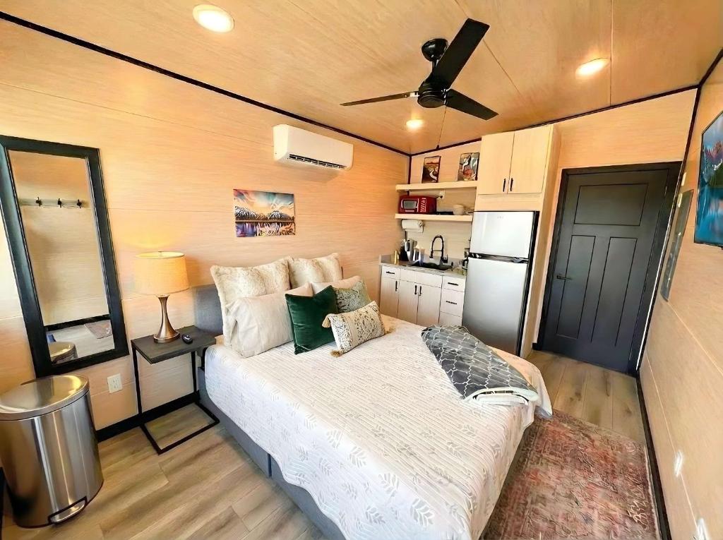 En eller flere senge i et værelse på Teeny Teton Home with Panoramic View