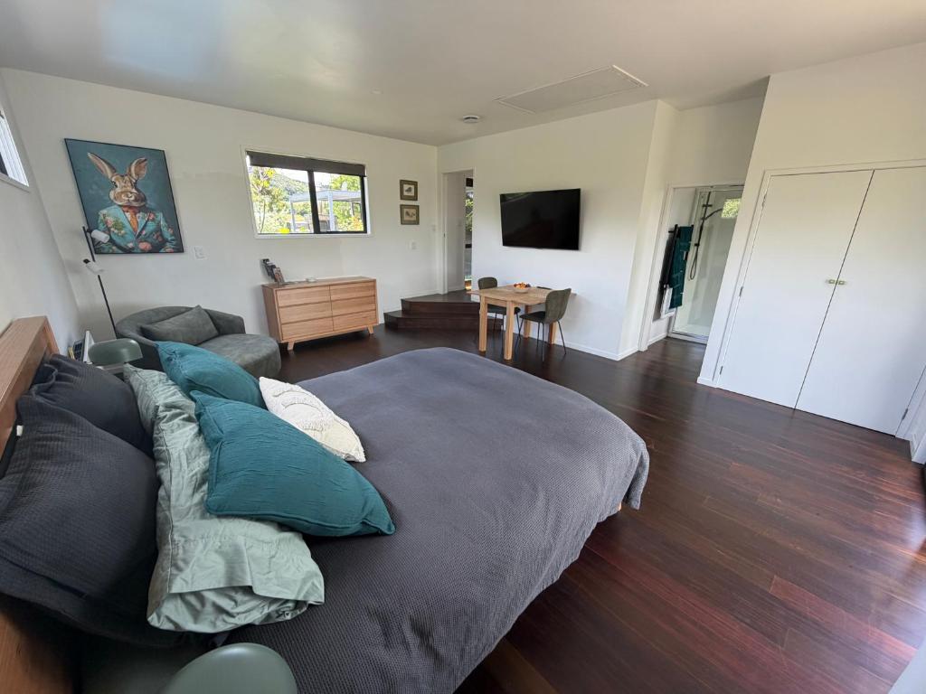 Ένα ή περισσότερα κρεβάτια σε δωμάτιο στο Paradise Found at Studio 65