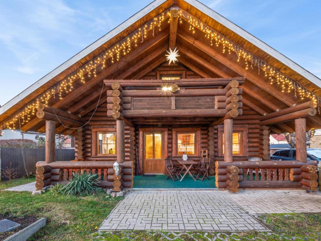 a log cabin with a table in front of it at Ute in Dankerode