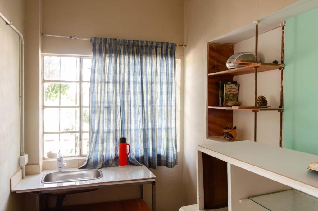 a kitchen with a sink and a window at Hospedaje Jazmin Cosquín in Cosquín
