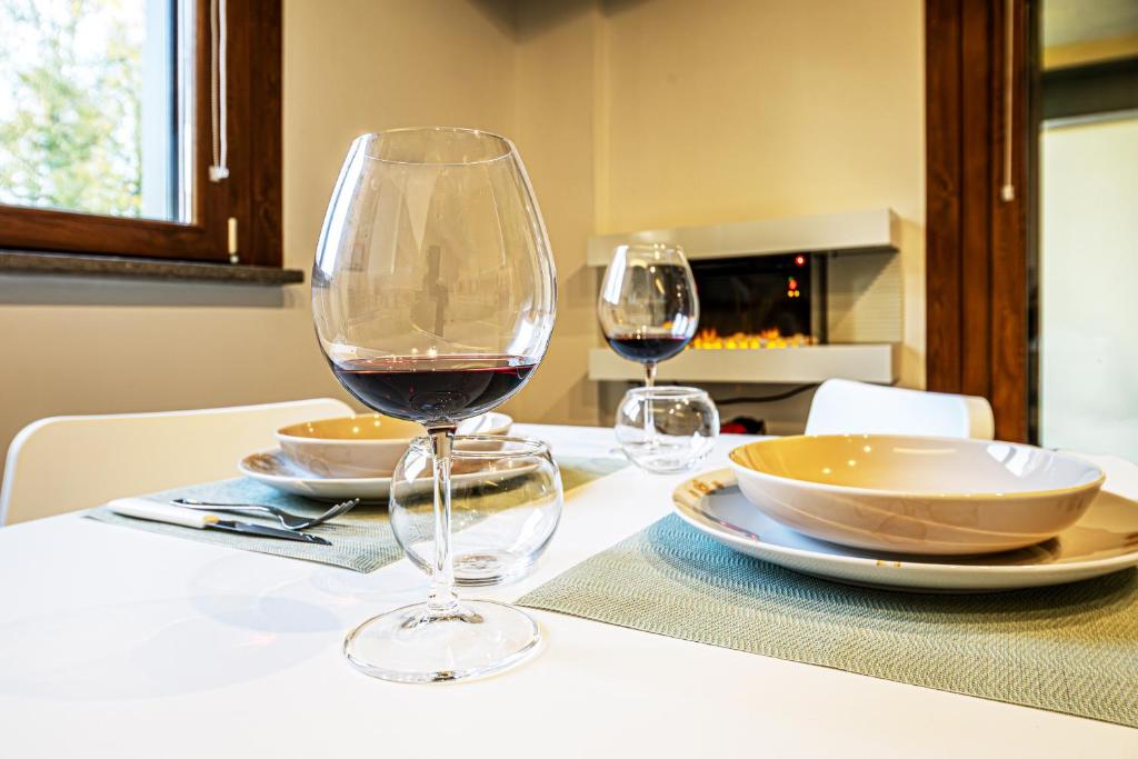 zwei Gläser Rotwein auf einem Tisch in der Unterkunft Supernova House in Aranova