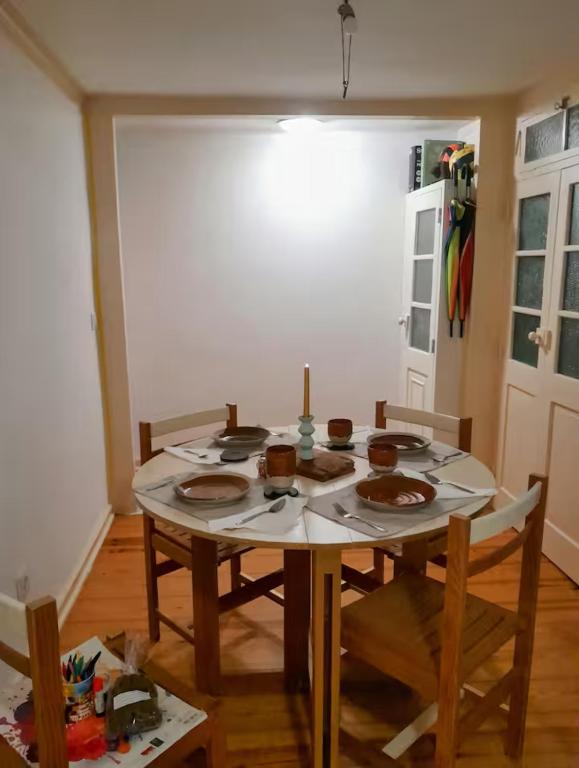 une table avec des assiettes dessus dans une pièce dans l'établissement Cozy Room & Kitchenette, à Albertslund