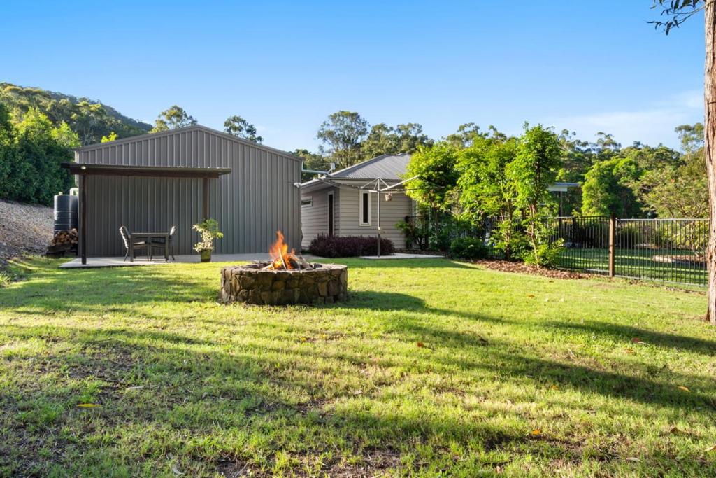 een vuurplaats in het midden van een tuin bij Golden Valley Luxury Hinterland Escape in Valdora