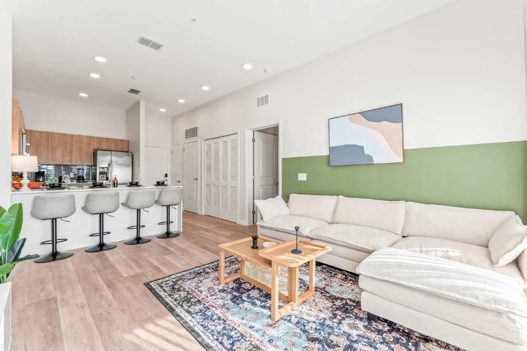 Riviere 3BR Apartment Stylish King Family Pets Friendly Pool & Gym Near Epic Universe