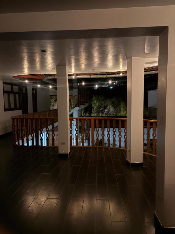 Zimmer mit Balkon und Deckenbeleuchtung in der Unterkunft Kelly Mercedes in Chachapoyas